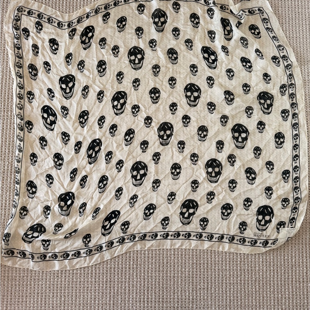 Alexander McQueen Black and Cream Skull Scarf - Picture 3 of 3